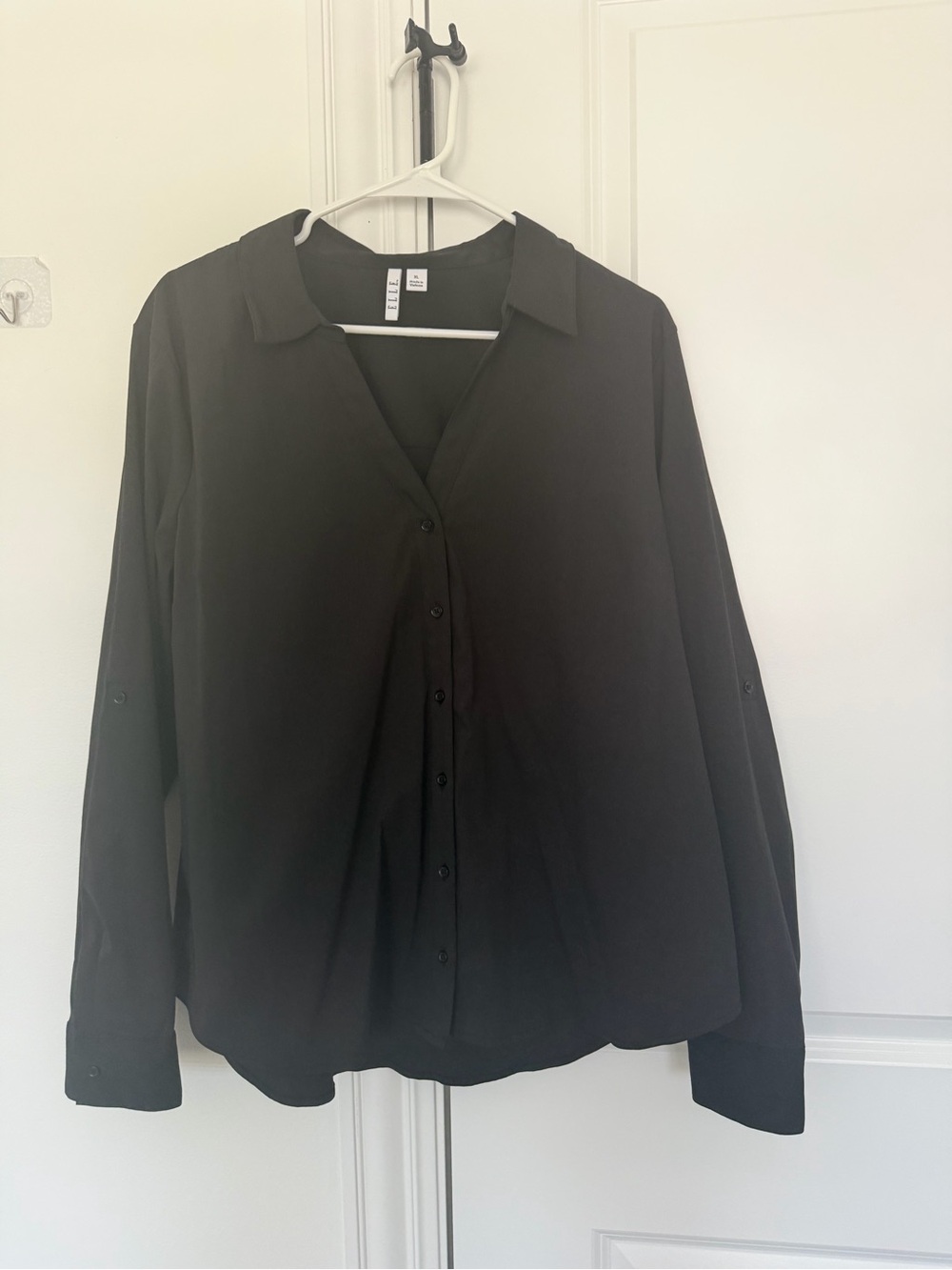 Elle Black Button-Front Long Sleeve Blouse